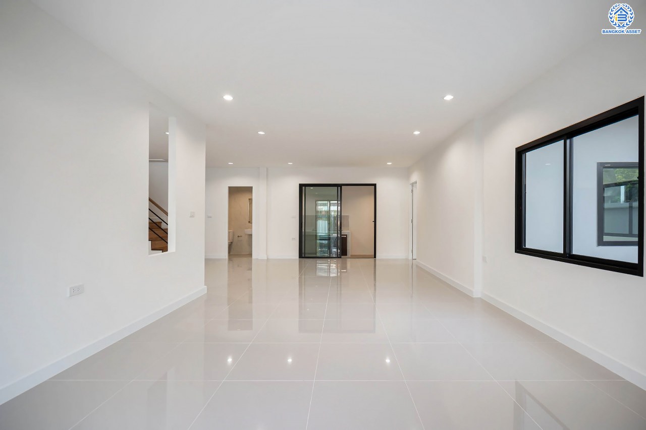 บ้านมือสองตกแต่งใหม่ โครงการ บูรพาวิลล่า3 บรมราชชนนี เนื้อที่ 60 ตร.ว. ฟังก์ชันครบ 4 ห้องนอน 3 ห้องน้ำ 1 ห้องอเนกประสงค์ 2 ที่จอดรถ บ้านสวยสภาพดี พร้อมเข้าอยู่ บนทำเลศักยภาพเข้า-ออกได้หลายเส้นทาง ใกล้รถไฟฟ้าสายสีน้ำเงิน "สถานีไฟฉาย" และทางด่วน "ศรีรัช"